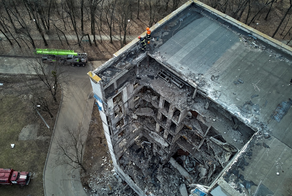 Κατάρρευση κτιρίου στην Ουκρανία @ EPA/ SERGEY KOZLOV
