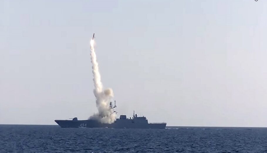 Το ρωσικό πολεμικό πλοίο Ναύαρχος Γκορσκόφ πραγματοποιεί δοκιμαστική εκτόξευση ενός υπερηχητικού πυραύλου κρουζ Zircon @ EPA / RUSSIAN DEFENCE MINISTRY PRESS SERVICE HANDOUT