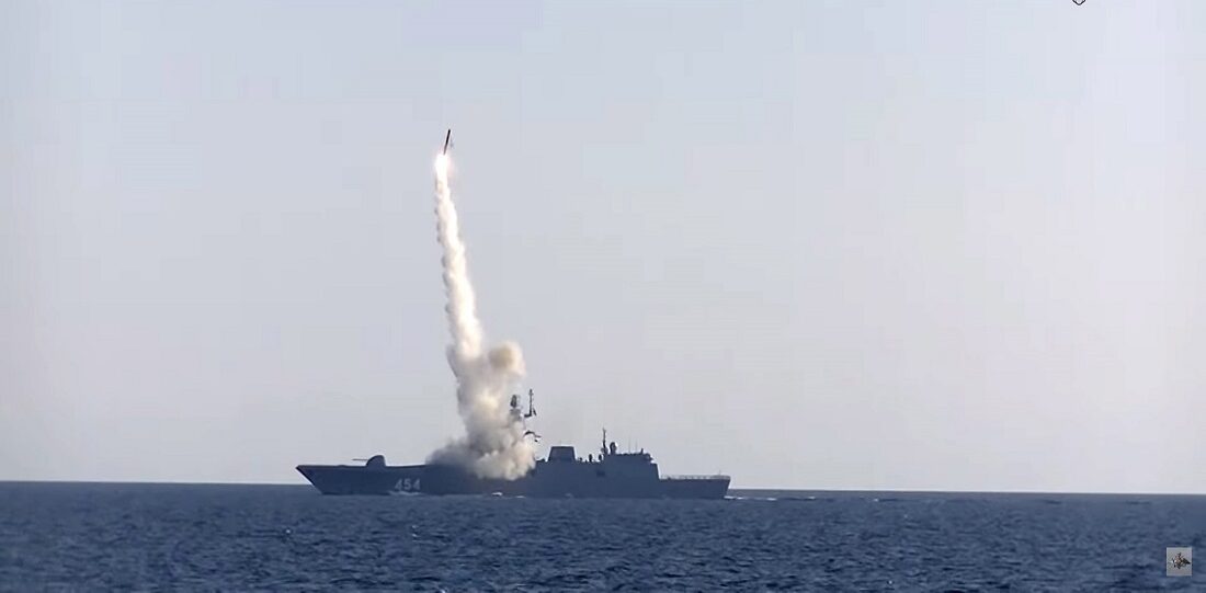 Το ρωσικό πολεμικό πλοίο Ναύαρχος Γκορσκόφ πραγματοποιεί δοκιμαστική εκτόξευση ενός υπερηχητικού πυραύλου κρουζ Zircon @ EPA / RUSSIAN DEFENCE MINISTRY PRESS SERVICE HANDOUT