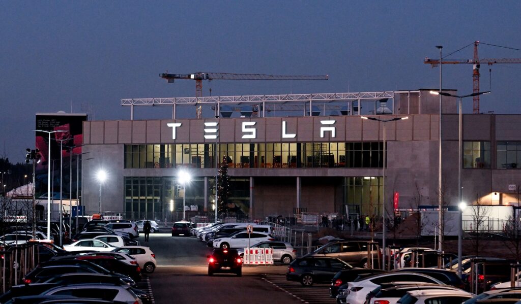 Tesla: Πώς δουλεύουν οι εργαζόμενοι στο Gigafactory