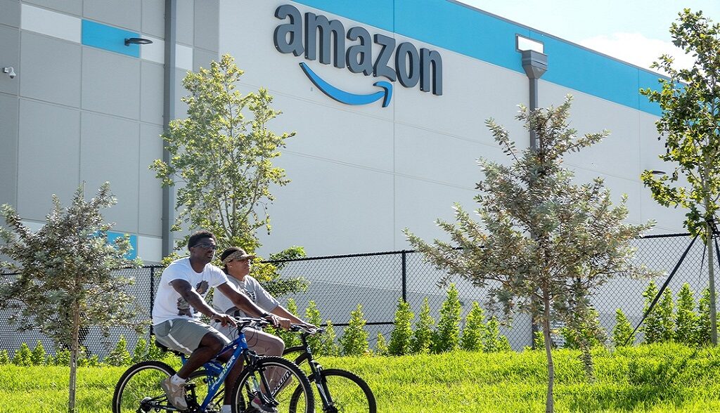 Amazon: Προσλήψεις και αυξήσεις μισθών ενόψει Χριστουγέννων