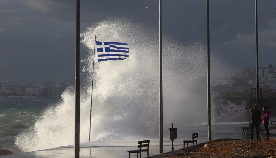 Κακοκαιρία - Κύματα στην Παραλία Φαλήρου