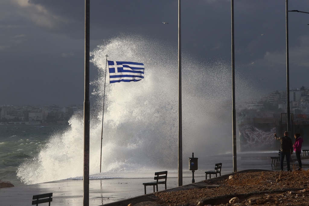 Κακοκαιρία - Κύματα στην Παραλία Φαλήρου