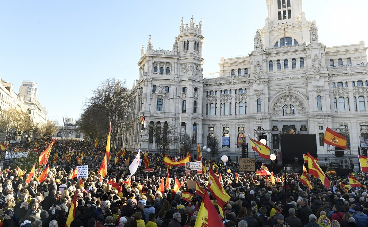 Χιλιάδες άνθρωποι διαδήλωσαν σήμερα στο κέντρο της Μαδρίτης © EPA/Victor Lerena