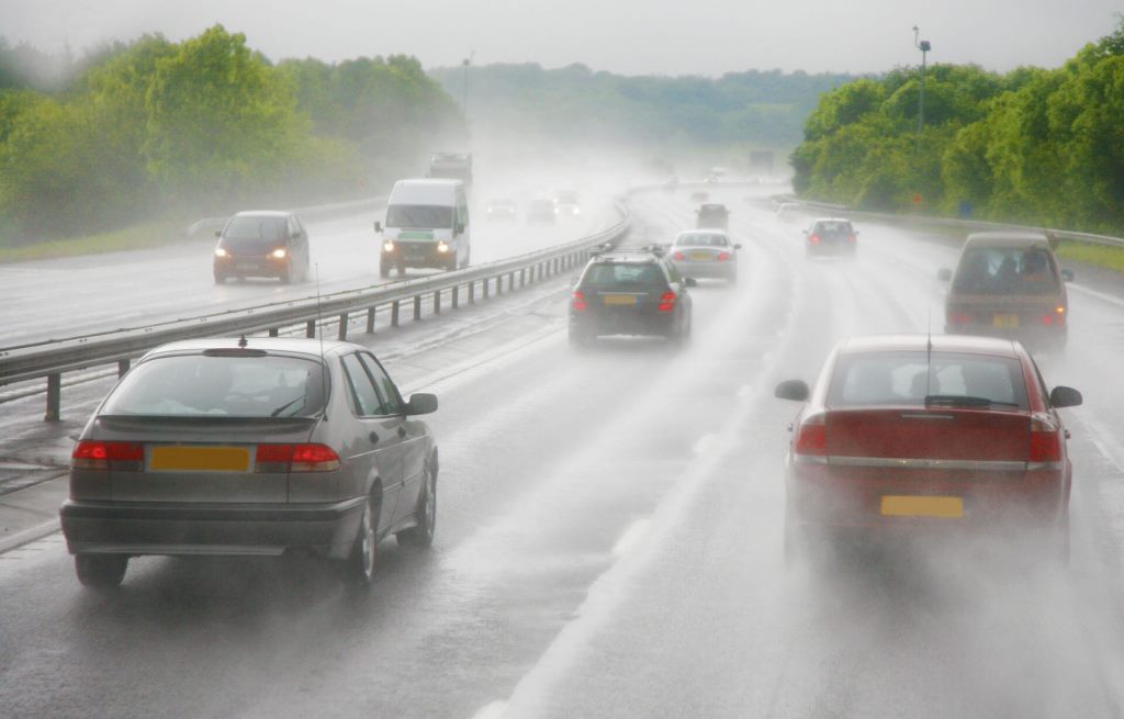 Οδηγώντας στη βροχή με ασφάλεια