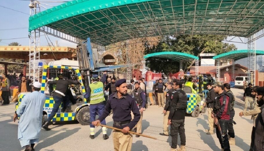 Πακιστανοί αξιωματούχοι ασφαλείας φρουρούν ως θύματα βάρδιας ασθενοφόρου από έκρηξη σε τζαμί, στην Πεσαβάρ του Πακιστάν @EPA/BILAWAL ARBAB
