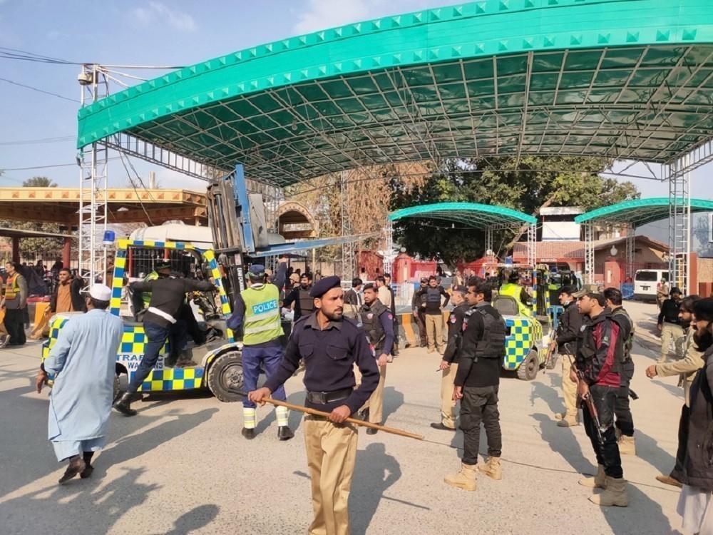 Πακιστανοί αξιωματούχοι ασφαλείας φρουρούν ως θύματα βάρδιας ασθενοφόρου από έκρηξη σε τζαμί, στην Πεσαβάρ του Πακιστάν @EPA/BILAWAL ARBAB