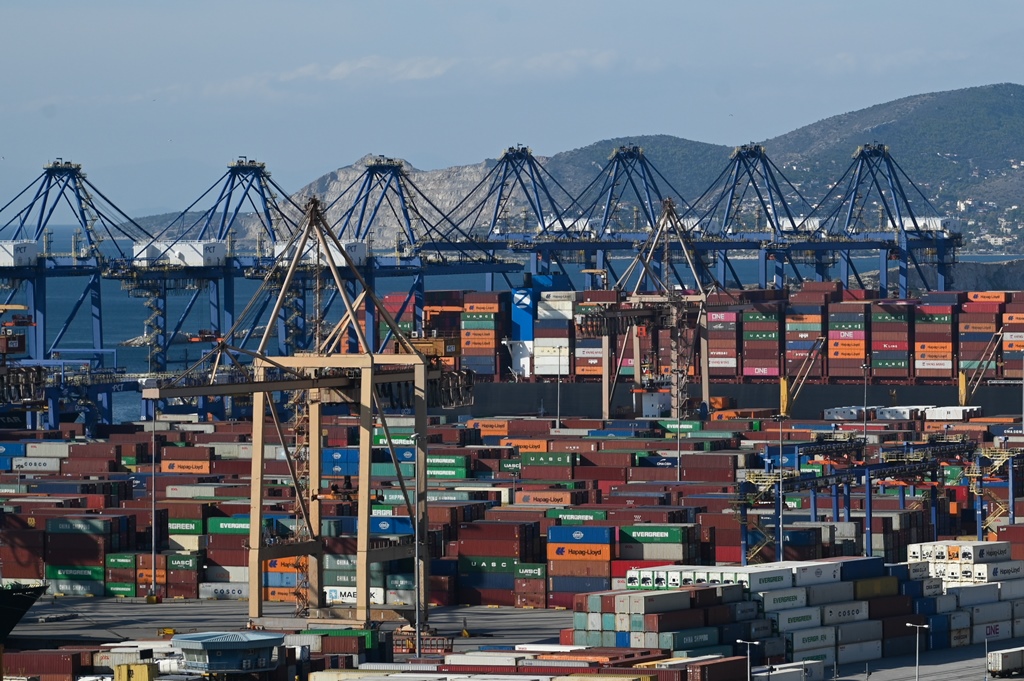 Φορτοεκφόρτωση εμπορευματοκιβωτίων στο λιμάνι του Πειραιά © Eurokinissi / ΚΑΡΑΓΙΑΝΝΗΣ ΜΙΧΑΛΗΣ