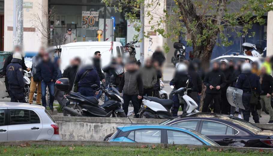 Ένταση μεταξύ οπαδών σημειώθηκε έξω από τα δικαστήρια της Θεσσαλονίκης © INTIME