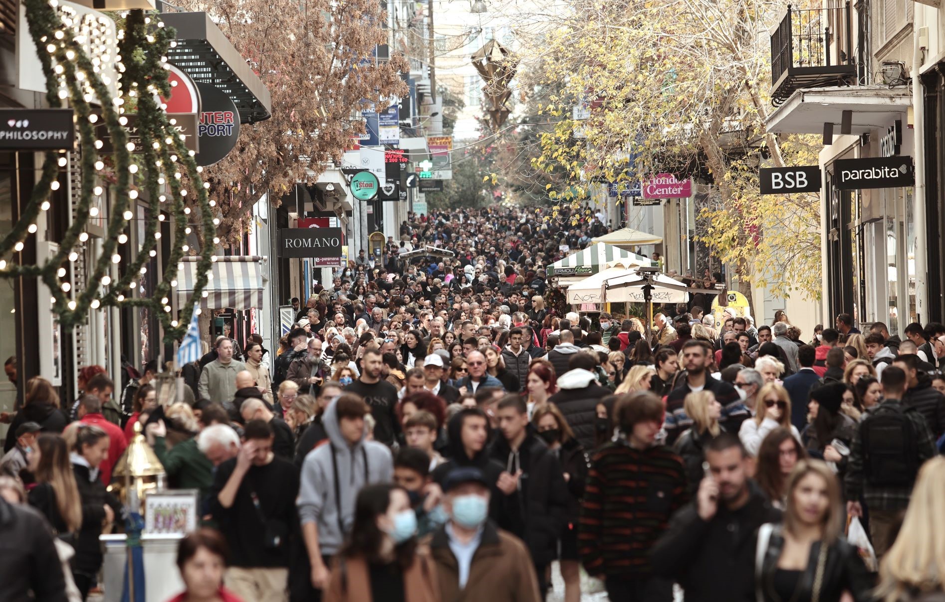 Κόσμος στην Ερμού ©InTime