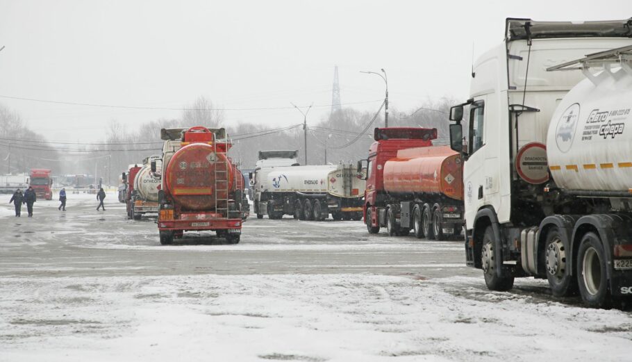 Πετρελαιοφόρα φορτηγά στη Μόσχα ©EPA/MAXIM SHIPENKOV