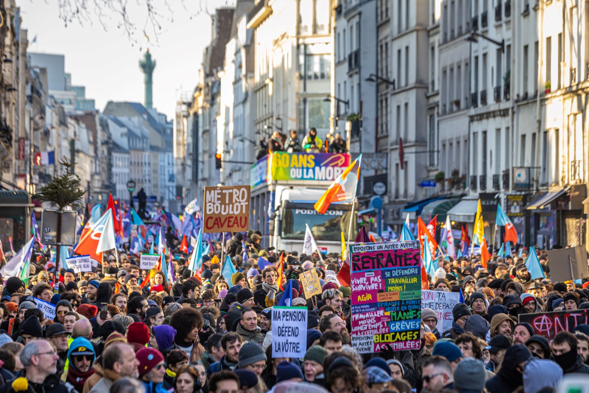 Στιγμιότυπο από διαδήλωση στο Παρίσι για το συνταξιοδοτικό ©EPA/CHRISTOPHE PETIT TESSON