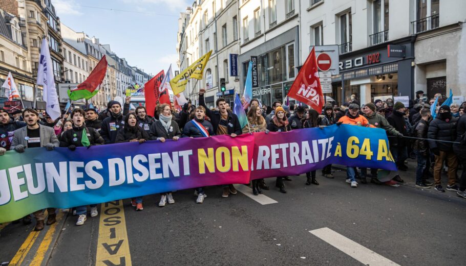 Στιγμιότυπο από τις πρόσφατες διαδηλώσεις στη Γαλλία ©EPA/CHRISTOPHE PETIT TESSON