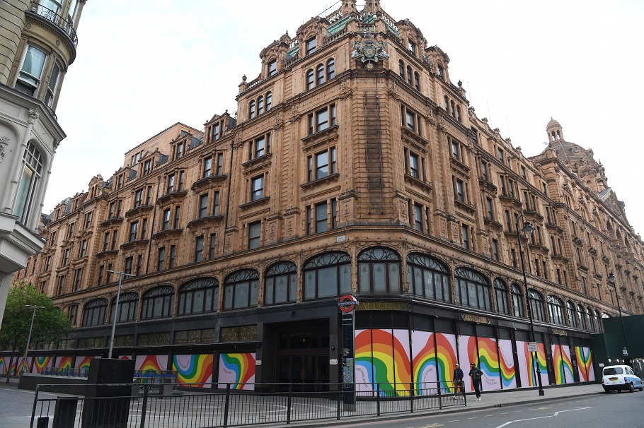 Harrods: Εκατοντάδες εργαζόμενοι απεργούν μέσα στις γιορτές