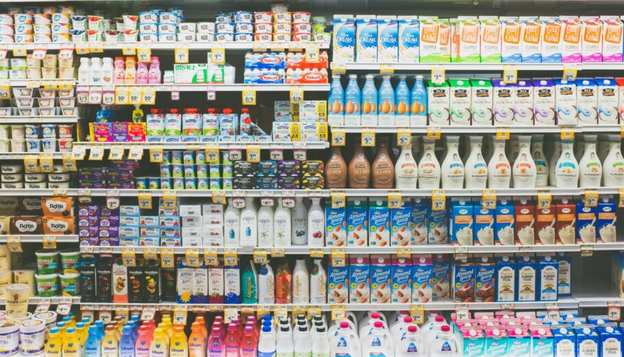 Γαλακτοκομικά προϊόντα σε σούπερ μάρκετ © Unsplash