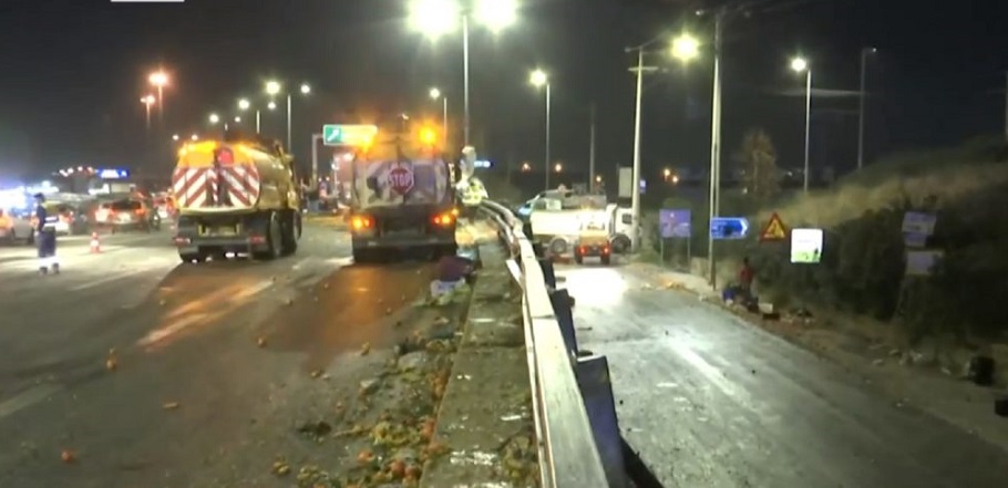 Ανατροπή νταλίκας στον Κηφισό: Μετ’ εμποδίων η κυκλοφορία