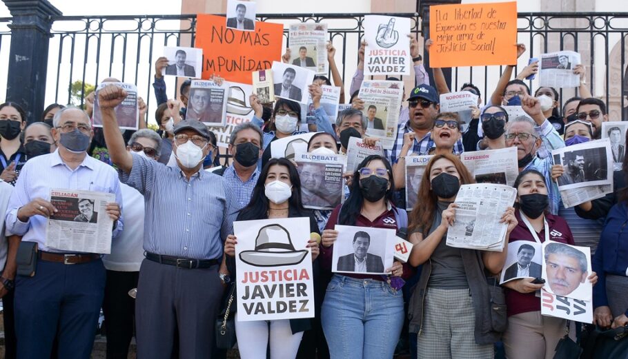 Διαμαρτυρία δημιοσογάφων στο Μεξικό, μετά από τη δολοφονία συναδέλφου τους @ EPA / Juan Carlos Cruz
