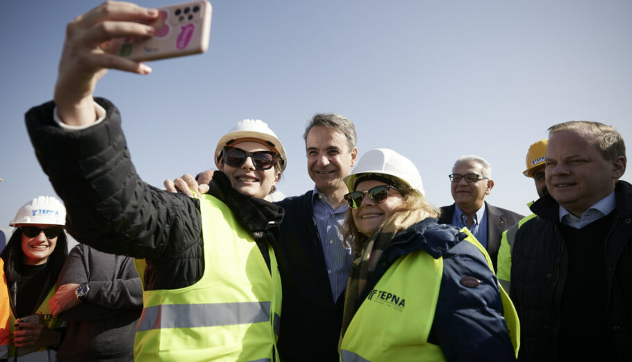 Ο πρωθυπουργός Κυριάκος Μητσοτάκης επισκέπτεται το εργοτάξιο του νέου διεθνούς αεροδρομίου στο Καστέλι, Ηράκλειο Κρήτης, Τετάρτη 25 Ιανουαρίου 2023. Διήμερη επίσκεψη στην Κρήτη πραγματοποιεί από σήμερα ο πρωθυπουργός Κυριάκος Μητσοτάκης, συνοδευόμενος από πολυπληθές κυβερνητικό κλιμάκιο που αποτελείται από υπουργούς, υφυπουργούς και γενικούς γραμματείς υπουργείων. ΑΠΕ-ΜΠΕ/ΓΡΑΦΕΙΟ ΤΥΠΟΥ ΠΡΩΘΥΠΟΥΡΓΟΥ/ΔΗΜΗΤΡΗΣ ΠΑΠΑΜΗΤΣΟΣ