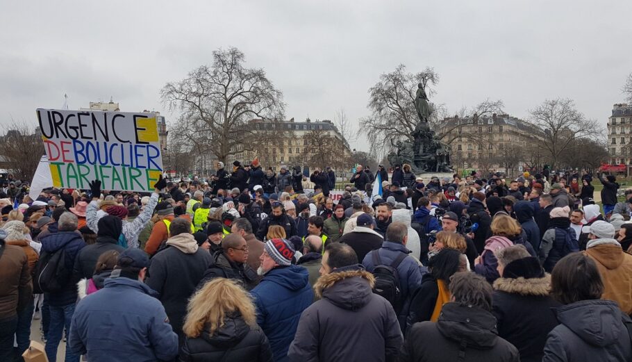Εκατοντάδες αρτοποιοί διαδήλωσαν στο κέντρο του Παρισιού εναντίον της αύξησης του κόστους παραγωγής © twitter/hugostruna
