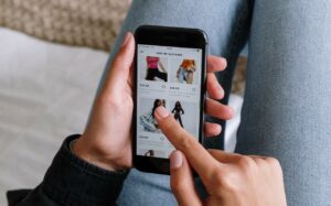 Τι αγοράζουν online οι Έλληνες, το 80% των συναλλαγών από πλατφόρμες ΗΠΑ και Κίνας