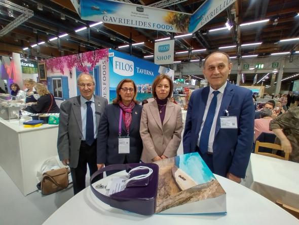 Από αριστερά: κ. Π. Μούρμας, η Πρέσβης κ. Ναταλία Καραγεώργου, η κ. Ι. Κουρεμένου στο περίπτερο εκθέτη Ελληνικών προϊόντων ©ΔΤ