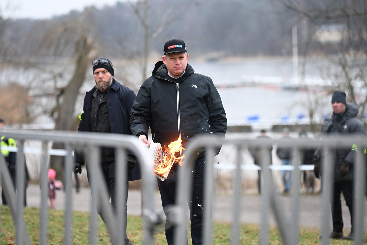 Ακροδεξιός πολιτικός έκαψε το Κοράνι © EPA/Fredrik Sandberg/TT SWEDEN OUT