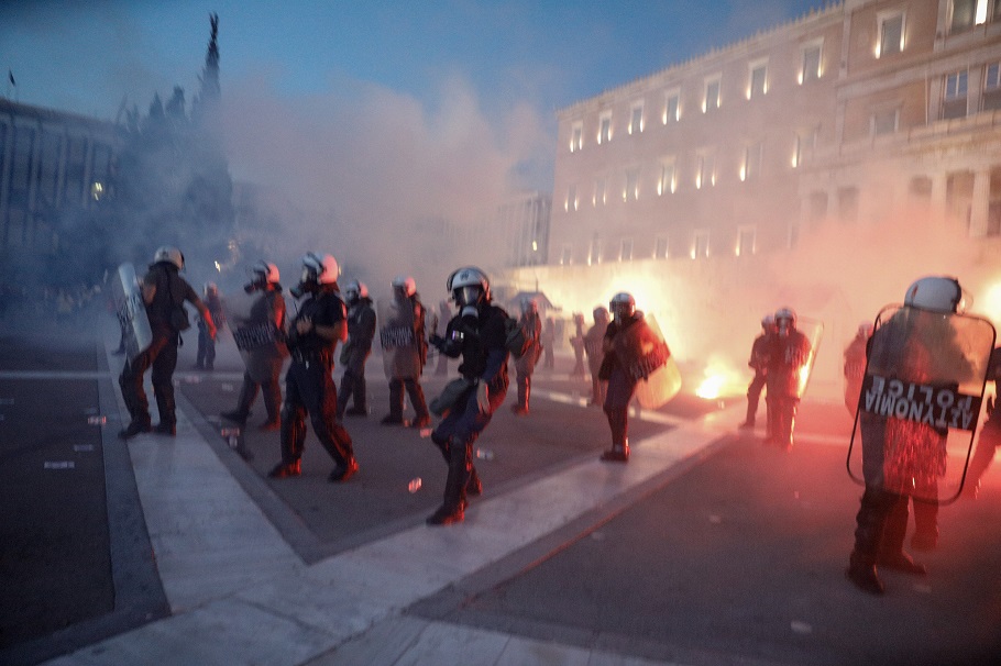 Ένταση στο Σύνταγμα από ομάδα ακροδεξιών