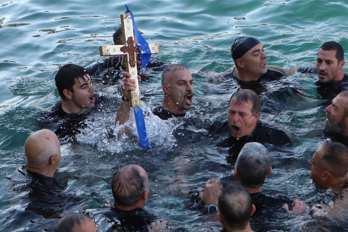 Με κάθε λαμπρότητα τελέστηκαν τα Θεοφάνεια στον Πειραιά