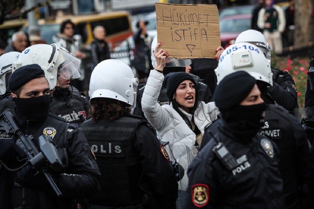 Ακτιβίστρια για τα δικαιώματα των ζώων κρατά πανό που γράφει «Κυβερνητική παραίτηση» καθώς προσπαθεί να περάσει το οδόφραγμα της αστυνομίας κατά τη διάρκεια διαμαρτυρίας κατά της βίας σε ζώα στην Κωνσταντινούπολη, Τουρκία, 27 Νοεμβρίου 2022 @EPA/SEDAT SUNA
