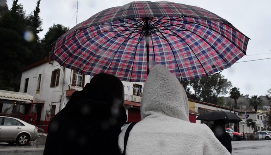 Πολίτες με ομπρέλα @ Eurokinissi / ΠΑΠΑΔΟΠΟΥΛΟΣ ΒΑΣΙΛΗΣ
