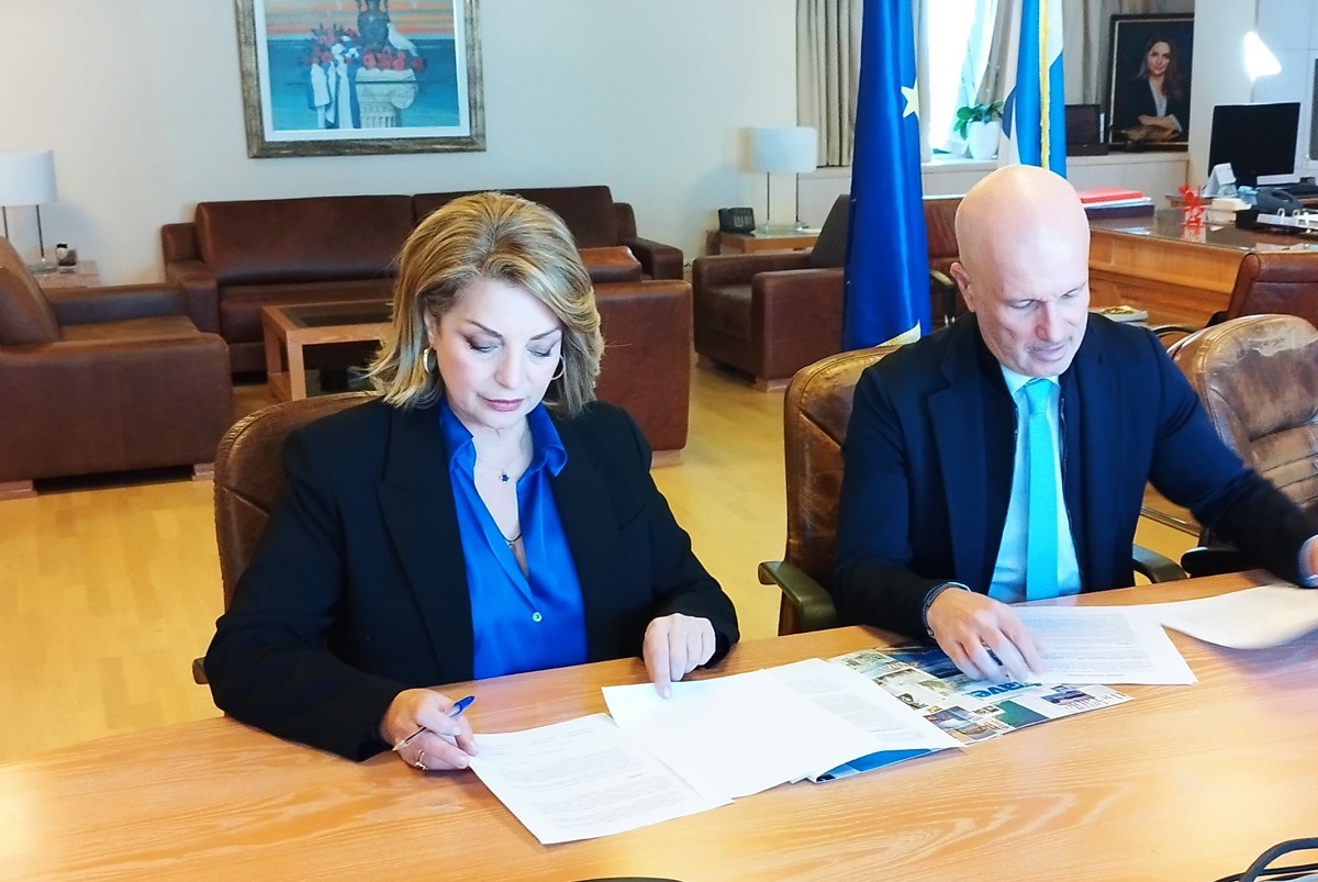 Η Πρόεδρος του ΕΟΤ, Α. Γκερέκου, και ο Πρόεδρος και Διευθύνων Σύμβουλος του ΕΚΟΜΕ, Π. Κουάνης, κατά την υπογραφή του μνημονίου συνεργασίας © ΕΟΤ