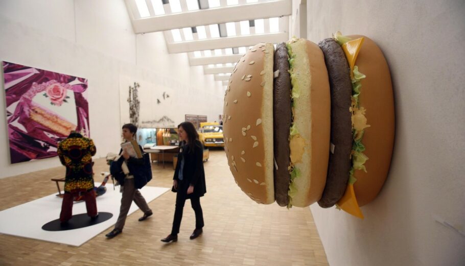 Το γλυπτό Big Big Mac σε έκθεση στην Τριενάλε του Μιλάνου