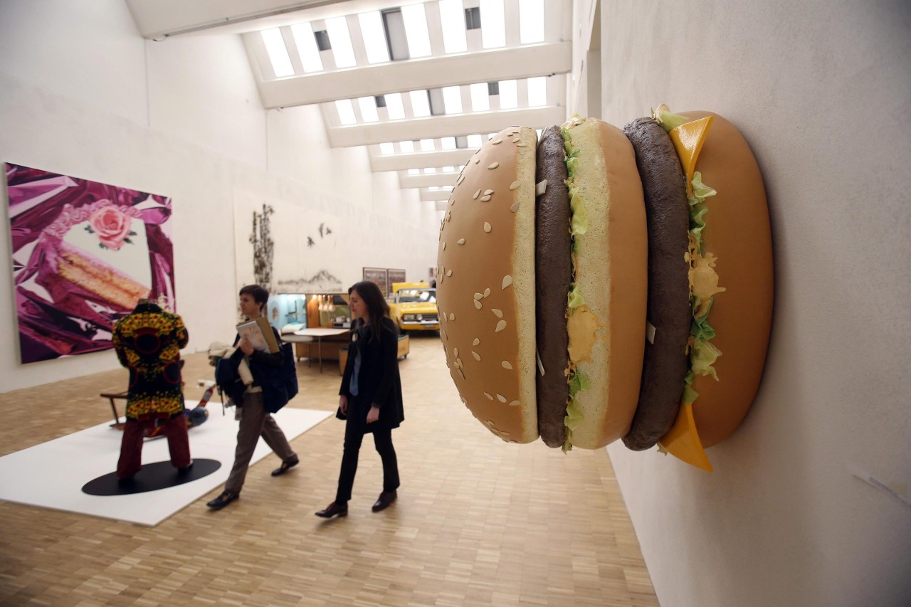 Το γλυπτό Big Big Mac σε έκθεση στην Τριενάλε του Μιλάνου