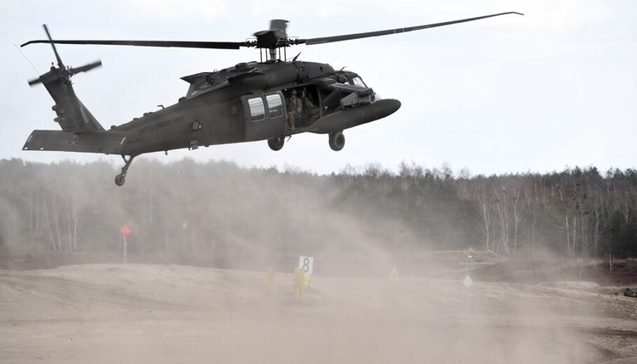 Ελικόπτερο Sikorsky UH-60 Black Hawk / EPA/Darek Delmanowicz