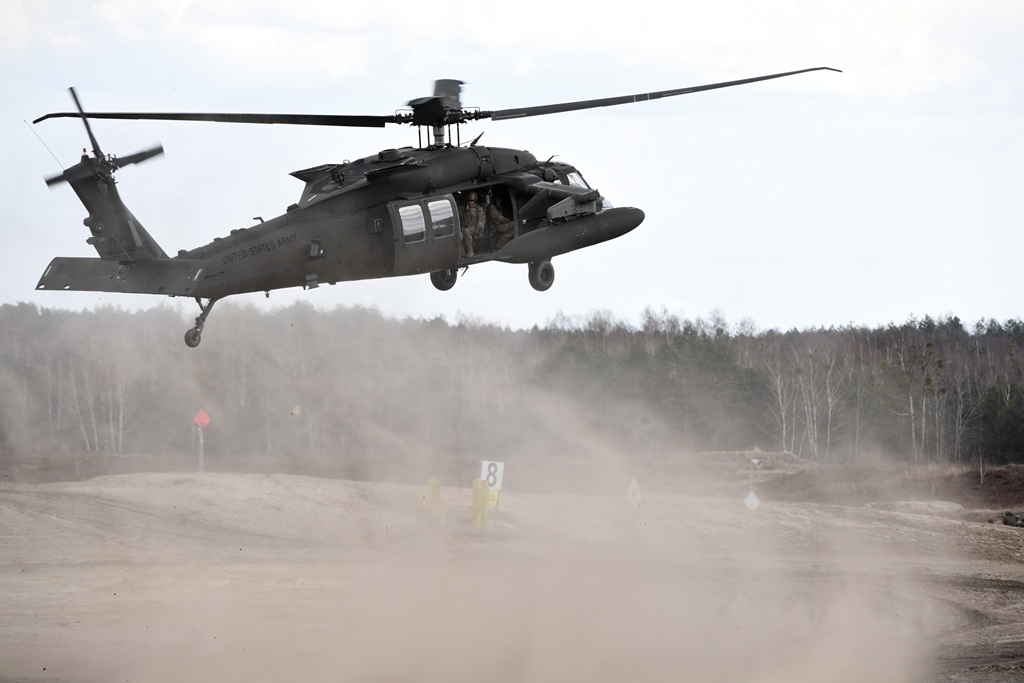 Ελικόπτερο Sikorsky UH-60 Black Hawk / EPA/Darek Delmanowicz