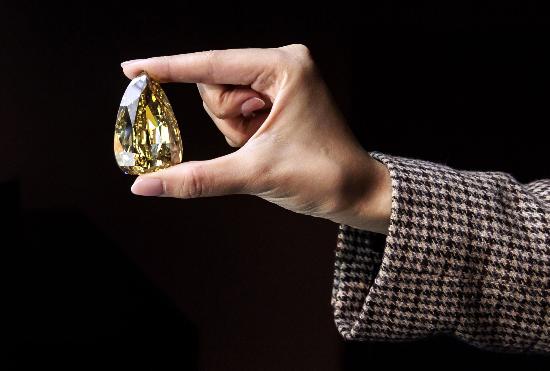 Το διαμάντι Golden Canaryσε δημοπρασία του οίκου Sotheby's © EPA/JUSTIN LANE