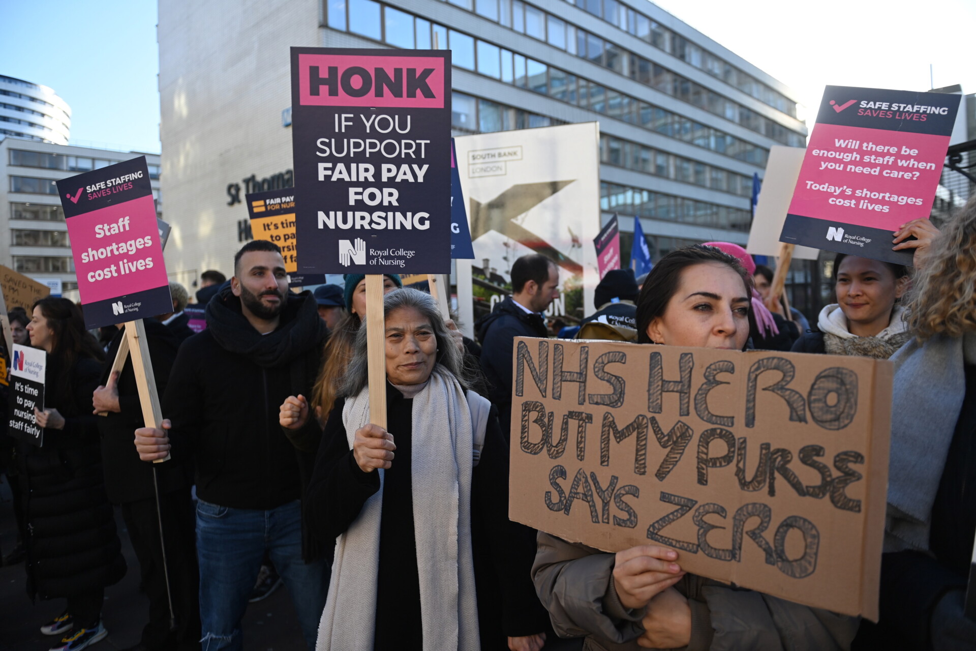 Απεργιακές κινητοποιήσεις στο χώρο της υγείας στη Βρετανία © EPA/NEIL HALL