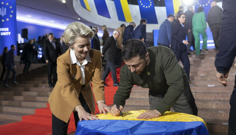 Η πρόεδρος της Ευρωπαϊκής Επιτροπής, Ούρσουλα φον ντερ Λάιεν με τον πρόεδρο της Ουκρανίας, Βολοντίμιρ Ζελένσκι © EPA/UKRAINIAN PRESIDENTIAL PRESS