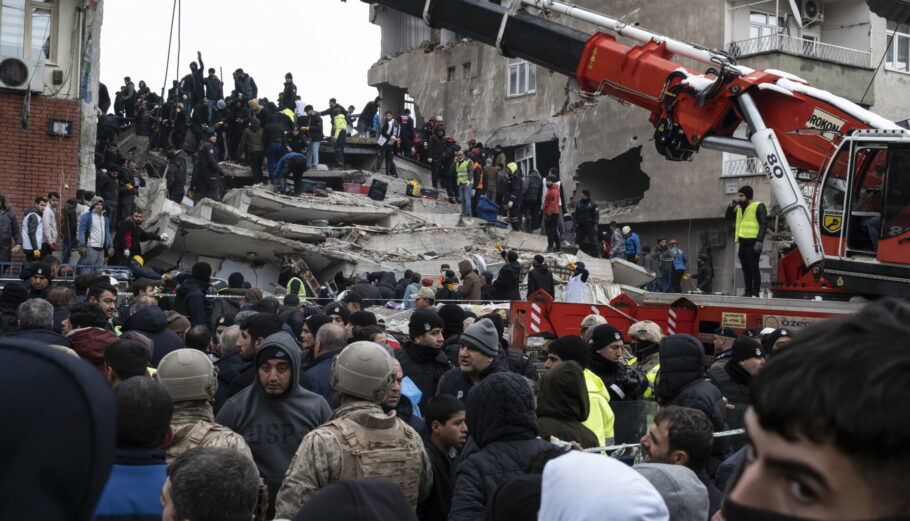 Σωστικά συνεργεία βοηθούν εγκλωβισμένους μετά τον σεισμό © EPA/REFIK TEKIN