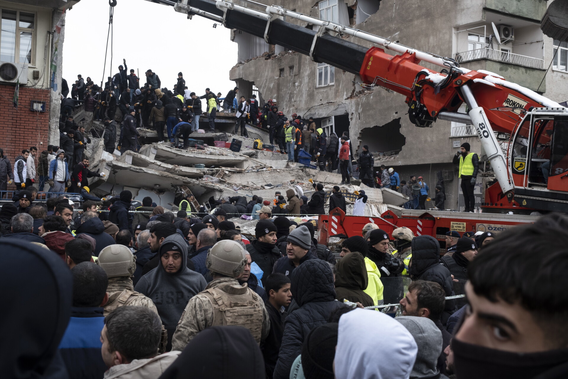 Συντρίμμια από τον σεισμό στην Τουρκία © EPA/REFIK TEKIN