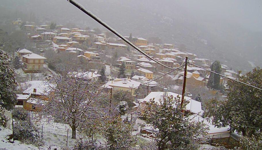 Χιόνια καλύπτουν το χωριό Καρυά στην Αργολίδα @ EPA / ΜΠΟΥΓΙΩΤΗΣ ΕΥΑΓΓΕΛΟΣ