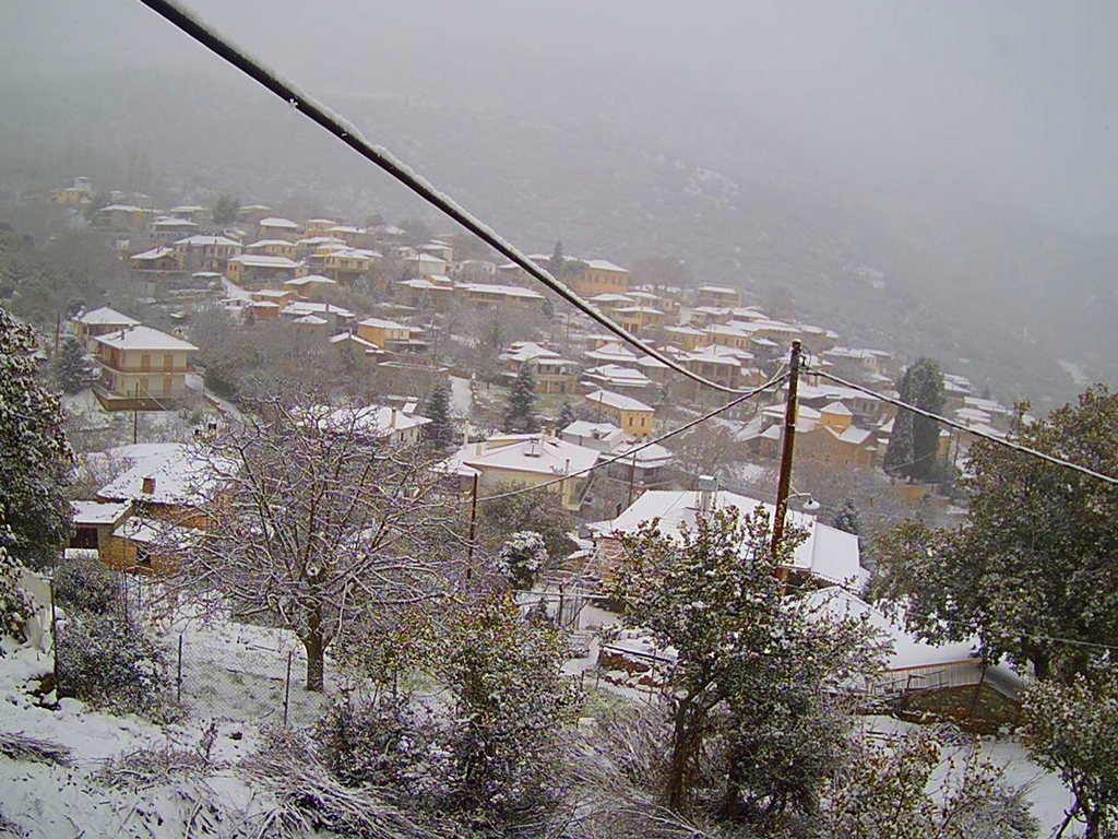 Χιόνια καλύπτουν το χωριό Καρυά στην Αργολίδα @ EPA / ΜΠΟΥΓΙΩΤΗΣ ΕΥΑΓΓΕΛΟΣ