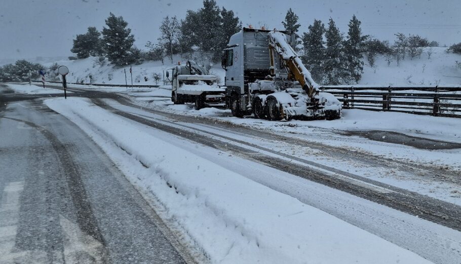 Χιόνια στο οδικό δίκτυο της Φθιώτιδας στις περιοχές του Μαρτίνου και των διοδίων της Τραγάνας @ ΑΠΕ-ΜΠΕ/ ΑΡΗΣ ΜΑΡΤΑΚΟΣ
