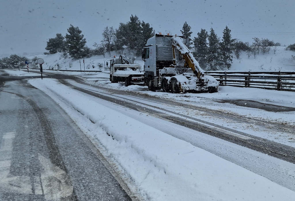 Χιόνια στο οδικό δίκτυο της Φθιώτιδας στις περιοχές του Μαρτίνου και των διοδίων της Τραγάνας @ ΑΠΕ-ΜΠΕ/ ΑΡΗΣ ΜΑΡΤΑΚΟΣ