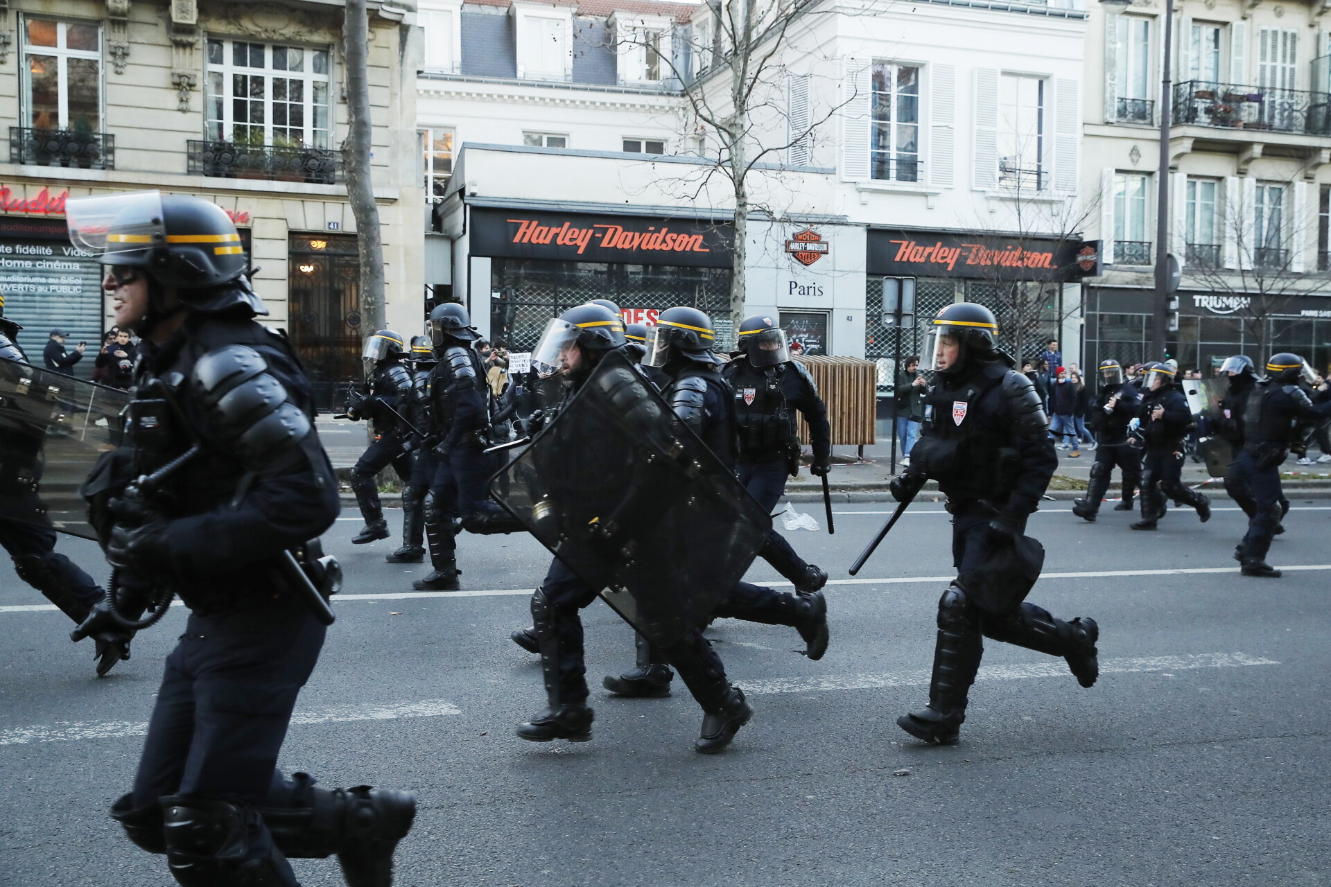 Αστυνομικοί στο Παρίσι © EPA/TERESA SUAREZ