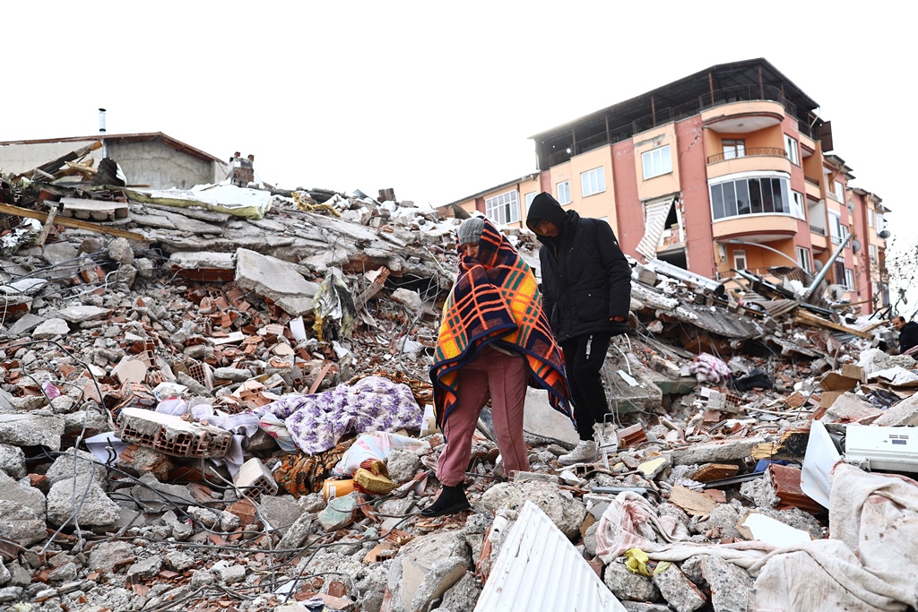Πολίτες ανάμεσα στα συντρίμμια μετά τον σεισμό στην Τουρκία @ EPA/SEDAT SUNA