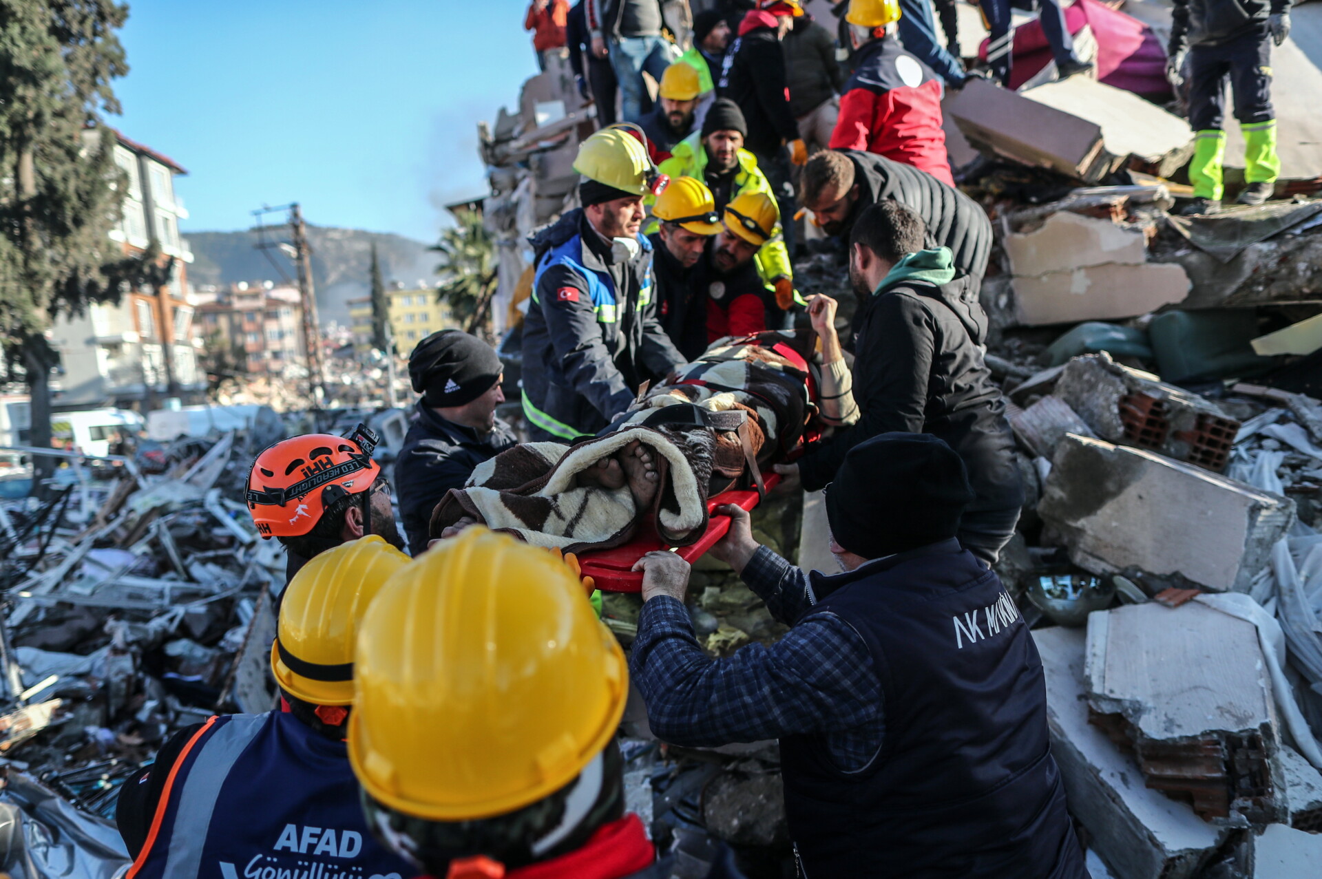 Επιχείρηση διάσωσης επιζώντα στην Τουρκία © EPA/ERDEM SAHIN