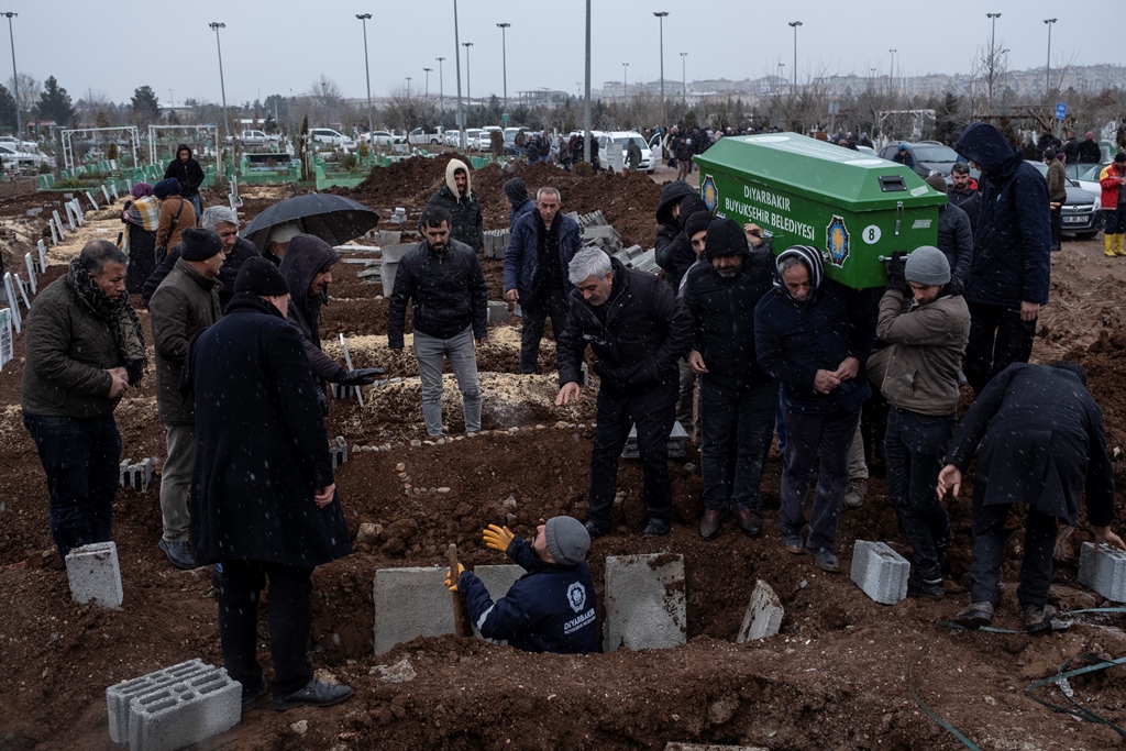 Άνθρωποι θάβουν τους νεκρούς τους από τον σεισμό στην Τουρκία @ EPA/REFIK TEKIN