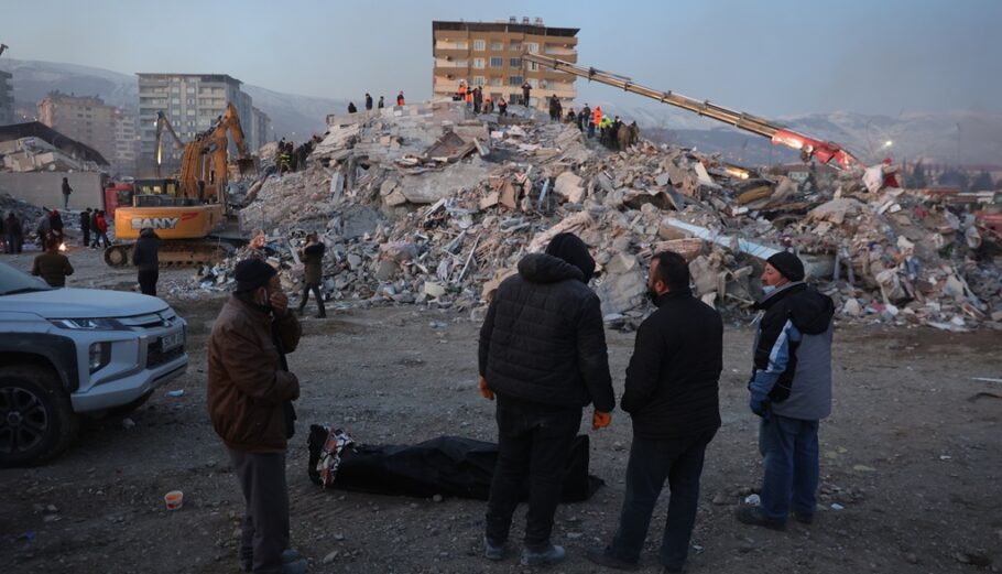Συντρίμμια στην Τουρκία μετά το σεισμό @ EPA/ABIR SULTAN