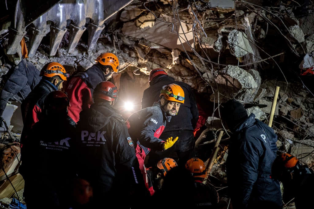 Διασώστες στα ερείπια κτηρίων μετά το σεισμό της Τουρκίας @ EPA/MARTIN DIVISEK